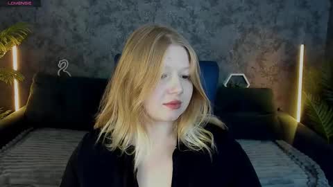 TinkerrBelll online show from November 17, 8:14 pm