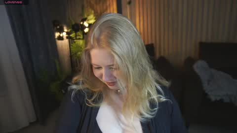Snapshot of tinkerrbelll chatting on April 6, 7:04 pm TinkerrBelll online show from April 6, 7:04 pm