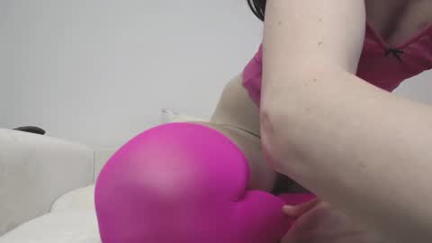 Snapshot of tinnysexygirl chatting on February 25, 1:06 pm MissMagicLegs online show from February 25, 1:06 pm