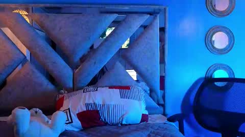 Snapshot of tinocrow chatting on March 11, 2:06 am TONY online show from March 11, 2:06 am