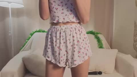 Snapshot of tiny_lilyy chatting on January 12, 6:02 pm Lily online show from January 12, 6:02 pm