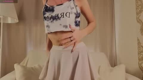 Snapshot of tiny_lilyy chatting on February 4, 9:31 pm Lily online show from February 4, 9:31 pm