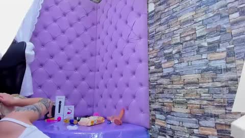 Snapshot of tiny_love_ chatting on January 14, 8:52 am tiny online show from January 14, 8:52 am