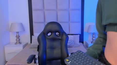 Thomm  Independent Model online show from February 12, 6:30 am