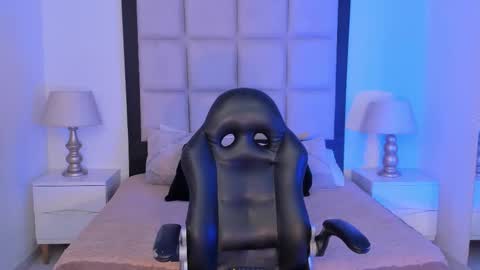 Snapshot of tiny_thomm chatting on February 14, 3:47 am Thomm Independent Model online show from February 14, 3:47 am