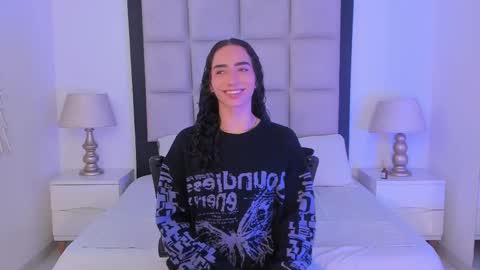 Snapshot of tiny_thomm chatting on February 19, 7:04 am Thomm Independent Model online show from February 19, 7:04 am