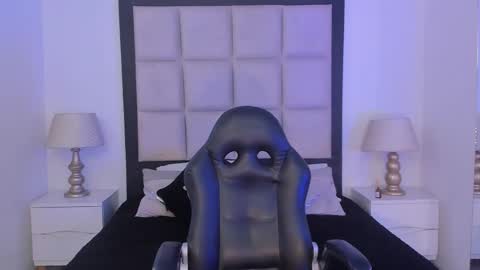 Snapshot of tiny_thomm chatting on February 20, 5:48 am Thomm Independent Model online show from February 20, 5:48 am