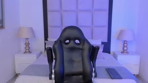 Snapshot of tiny_thomm chatting on March 15, 10:38 pm Thomm Independent Model online show from March 15, 10:38 pm