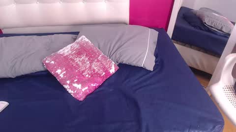 tiny_whore18 online show from October 13, 4:18 pm