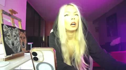 stage Kylie Sinner  brand CLITBAIT online show from November 3, 11:26 pm