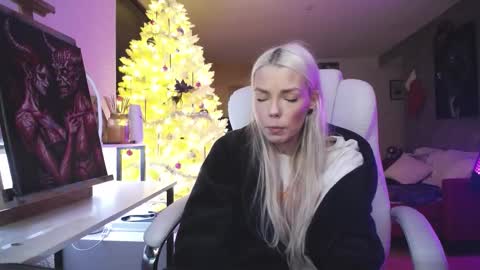 stage Kylie Sinner  brand CLITBAIT online show from December 18, 8:31 am