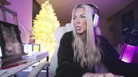 stage Kylie Sinner  brand CLITBAIT online show from January 16, 12:14 am