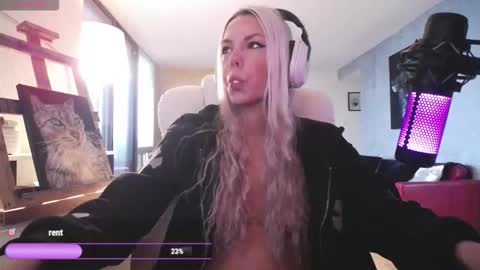 stage Kylie Sinner  brand CLITBAIT online show from March 17, 10:02 pm