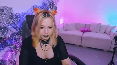 Snapshot of tollimoll chatting on December 11, 3:15 pm Tolli Moll online show from December 11, 3:15 pm