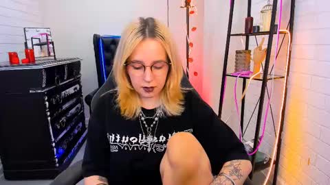 Snapshot of tollimoll chatting on December 12, 9:30 am Tolli Moll online show from December 12, 9:30 am