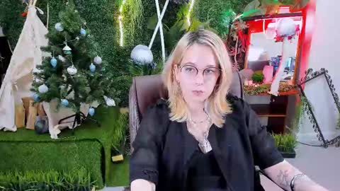 Snapshot of tollimoll chatting on December 13, 9:02 am Tolli Moll online show from December 13, 9:02 am