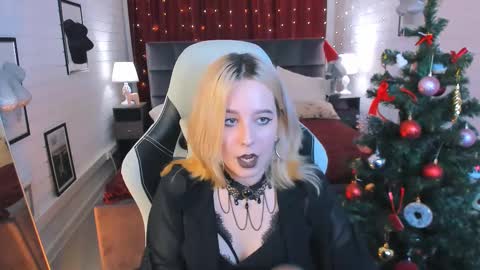 Snapshot of tollimoll chatting on December 14, 9:40 am Tolli Moll online show from December 14, 9:40 am