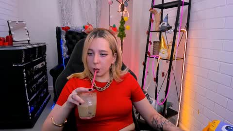 Snapshot of tollimoll chatting on December 16, 9:03 am Tolli Moll online show from December 16, 9:03 am