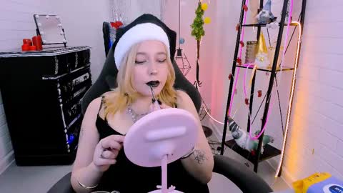 Snapshot of tollimoll chatting on December 17, 9:07 am Tolli Moll online show from December 17, 9:07 am