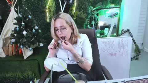 Snapshot of tollimoll chatting on December 19, 1:18 pm Tolli Moll online show from December 19, 1:18 pm