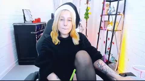 Snapshot of tollimoll chatting on December 26, 9:11 am Tolli Moll online show from December 26, 9:11 am