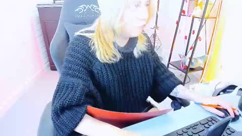 Snapshot of tollimoll chatting on December 27, 3:26 pm Tolli Moll online show from December 27, 3:26 pm