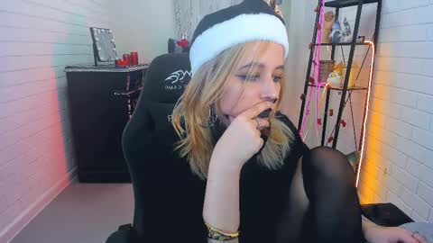 Snapshot of tollimoll chatting on December 28, 12:13 pm Tolli Moll online show from December 28, 12:13 pm