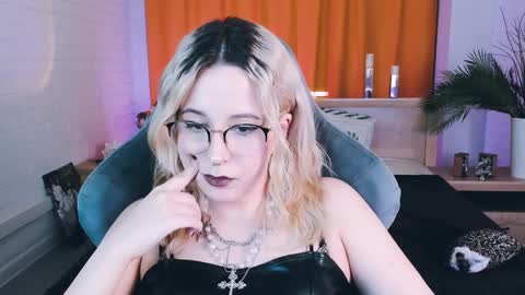 Snapshot of tollimoll chatting on January 19, 8:29 am Tolli Moll online show from January 19, 8:29 am