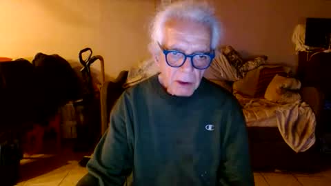 Snapshot of tom112292014 chatting on May 23, 10:14 pm tom112292014 online show from May 23, 10:14 pm