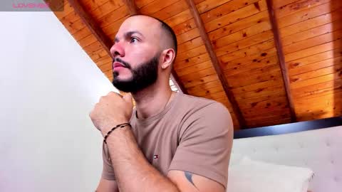 Snapshot of tom_bailey_ chatting on October 19, 1:23 pm online show from October 19, 1:23 pm