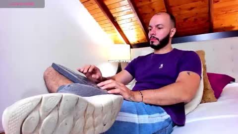 Snapshot of tom_bailey_ chatting on October 23, 1:43 pm online show from October 23, 1:43 pm