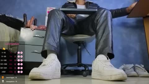 Snapshot of tom_brown12 chatting on February 24, 2:26 pm Tom online show from February 24, 2:26 pm