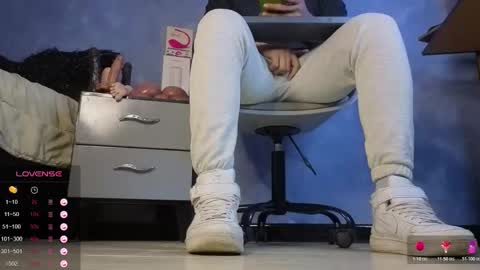 Snapshot of tom_brown12 chatting on February 25, 12:26 pm Tom online show from February 25, 12:26 pm