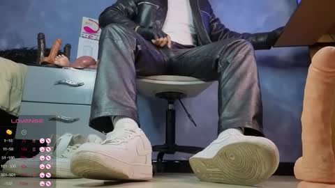 Snapshot of tom_brown12 chatting on February 26, 5:23 pm Tom online show from February 26, 5:23 pm