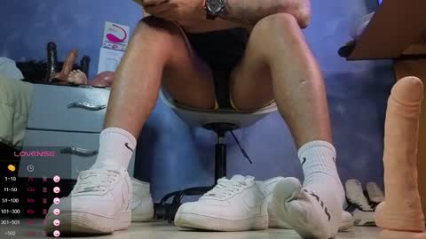 Snapshot of tom_brown12 chatting on February 27, 5:29 am Tom online show from February 27, 5:29 am