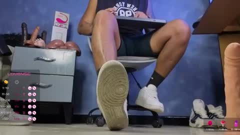 Snapshot of tom_brown12 chatting on February 28, 12:55 am Tom online show from February 28, 12:55 am