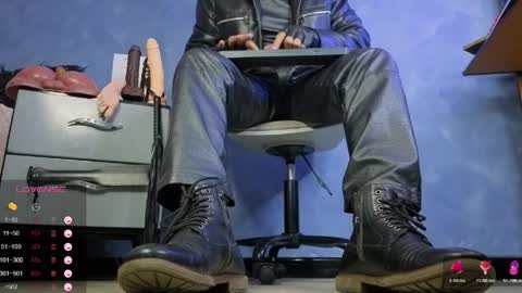 Snapshot of tom_brown12 chatting on April 1, 3:53 pm Tom online show from April 1, 3:53 pm