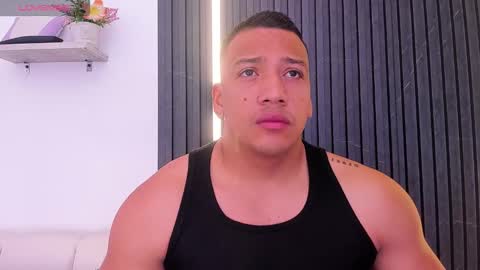 Snapshot of tom_muscle1 chatting on September 20, 11:44 am Tom muscle1 online show from September 20, 11:44 am