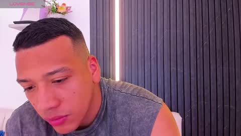 Snapshot of tom_muscle1 chatting on September 21, 12:18 pm Tom muscle1 online show from September 21, 12:18 pm