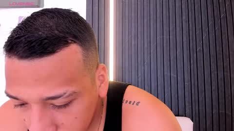 Snapshot of tom_muscle1 chatting on October 10, 11:53 am Tom muscle1 online show from October 10, 11:53 am