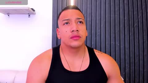 Snapshot of tom_muscle1 chatting on October 18, 11:55 am Tom muscle1 online show from October 18, 11:55 am