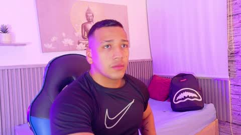 Snapshot of tom_muscle1 chatting on October 19, 12:28 pm Tom muscle1 online show from October 19, 12:28 pm