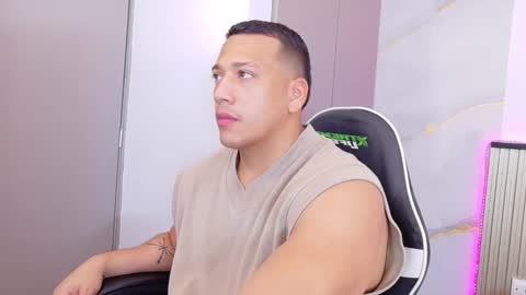 Snapshot of tom_muscle1 chatting on October 25, 8:03 pm Tom muscle1 online show from October 25, 8:03 pm