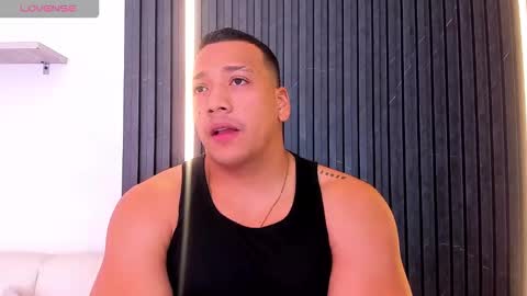 Snapshot of tom_muscle1 chatting on October 26, 12:22 pm Tom muscle1 online show from October 26, 12:22 pm