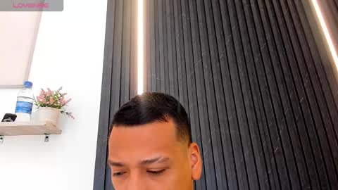 Snapshot of tom_muscle1 chatting on October 31, 12:06 pm Tom muscle1 online show from October 31, 12:06 pm