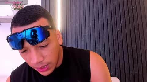 Snapshot of tom_muscle1 chatting on November 1, 12:18 pm Tom muscle1 online show from November 1, 12:18 pm