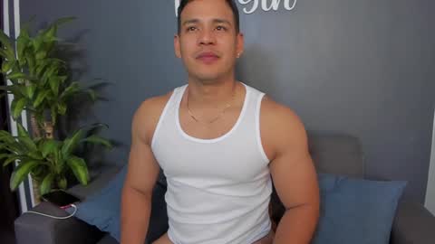 Snapshot of tom_sin_ chatting on December 13, 8:04 pm Tom Sin online show from December 13, 8:04 pm