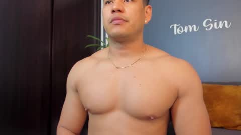 Snapshot of tom_sin_ chatting on February 17, 8:58 pm Tom Sin online show from February 17, 8:58 pm