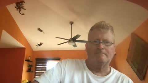 Snapshot of tomascausa chatting on April 28, 3:28 pm Hola online show from April 28, 3:28 pm