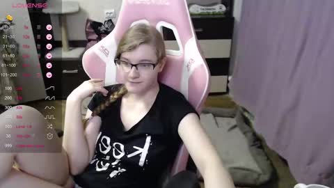 Snapshot of tomato_tease chatting on October 27, 4:00 pm tomato_tease online show from October 27, 4:00 pm